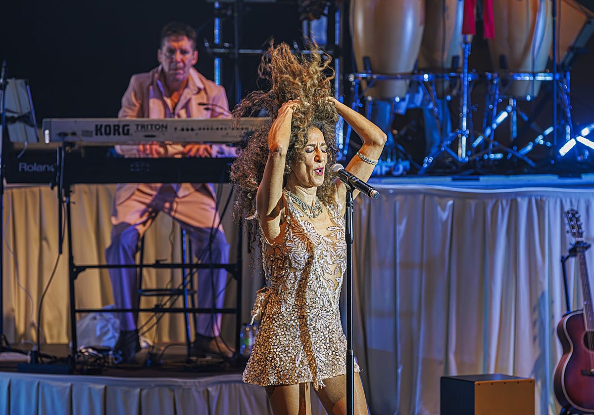 La artista Rosario Flores, que actuará en Burgos el 22 de abril, en un concierto reciente