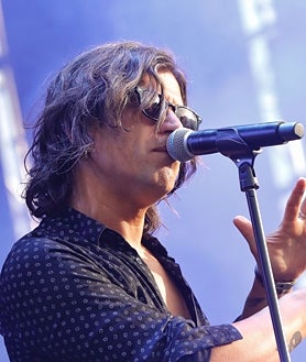 Imagen secundaria 2 - Imágenes de archivo de varios de los cantantes programados, en conciertos recientes: Camela, Recycled J y Rulo y la contrabanda