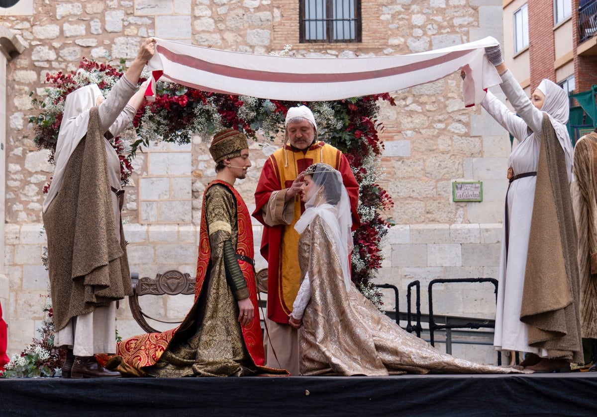 La Plaza de la Catedral de Teruel acogió ayer la Boda entre Don Pedro de Azagra, señor de Albarracín, e Isabel de Segura, dentro de la recreación histórica que tiene como protagonistas a los Amantes de Teruel.