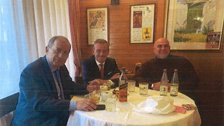 El general Espinosa, el empresario Suárez Esteve y el mediador, Antonio Navarro Tacoronte, en una de sus comidas
