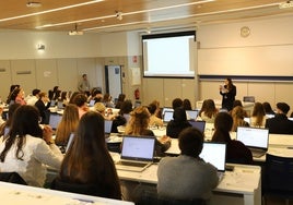 Más de 700 aspirantes se examinan en la Universidad Loyola para acceder a los grados de Salud