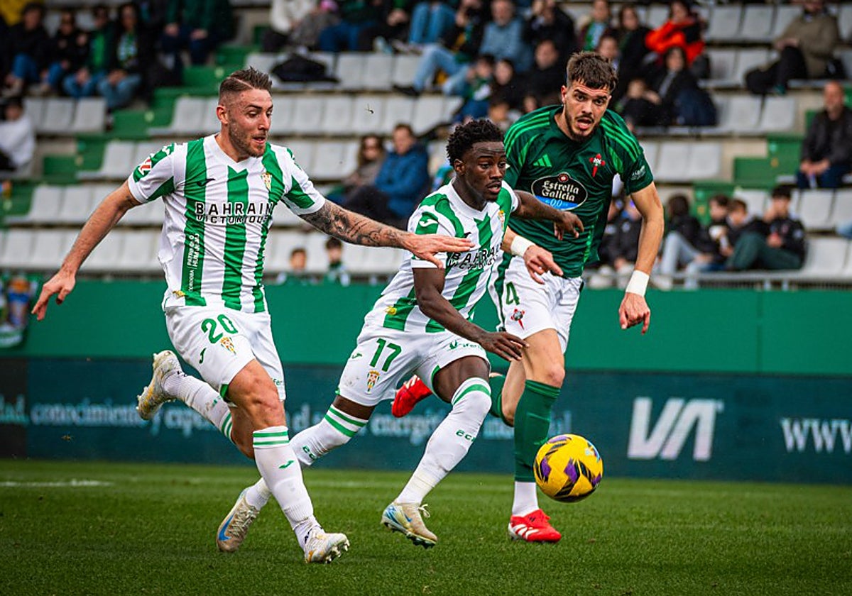 Adilson persigue el balón durante el encuentro en A Malata