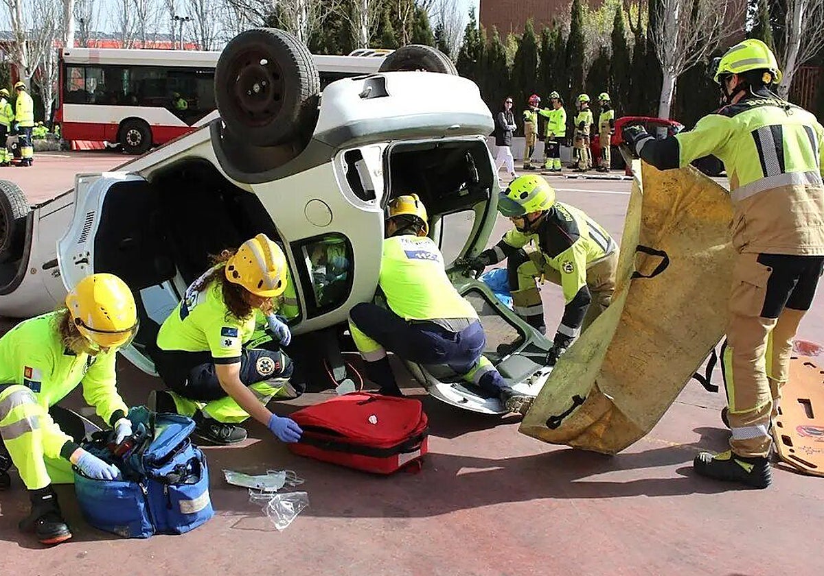 En la imagen, una de las actuaciones de sanitarios del servicio 112 de Castilla-La Mancha