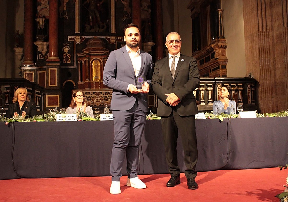 Uno de los redactores de ABC Comunidad Valenciana recogió el reconocimiento en nombre de sus compañeros en una gala celebrada este jueves en Valencia