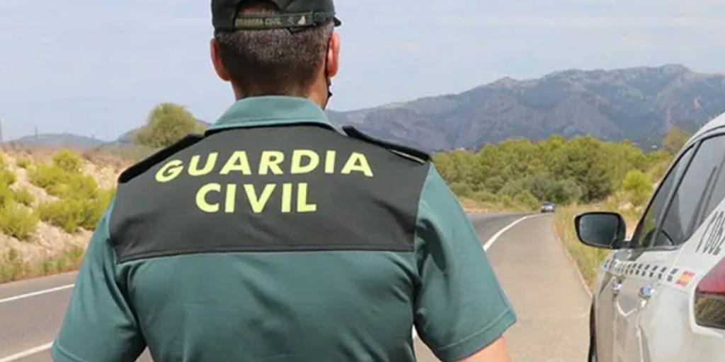 Mueren dos jóvenes de 23 años al chocar contra un camión en la nacional N-432, carretera denunciada por su peligrosidad