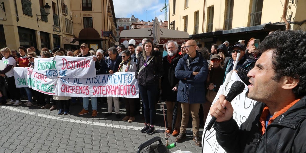 Jusapol, vecinos de Santillán de la Vega y agricultores se manifiestan en Palencia ante la presencia del presidente del Gobierno