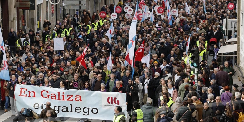 Miles de personas se manifiestan en Santiago ante la «emergencia lingüística extrema» del gallego