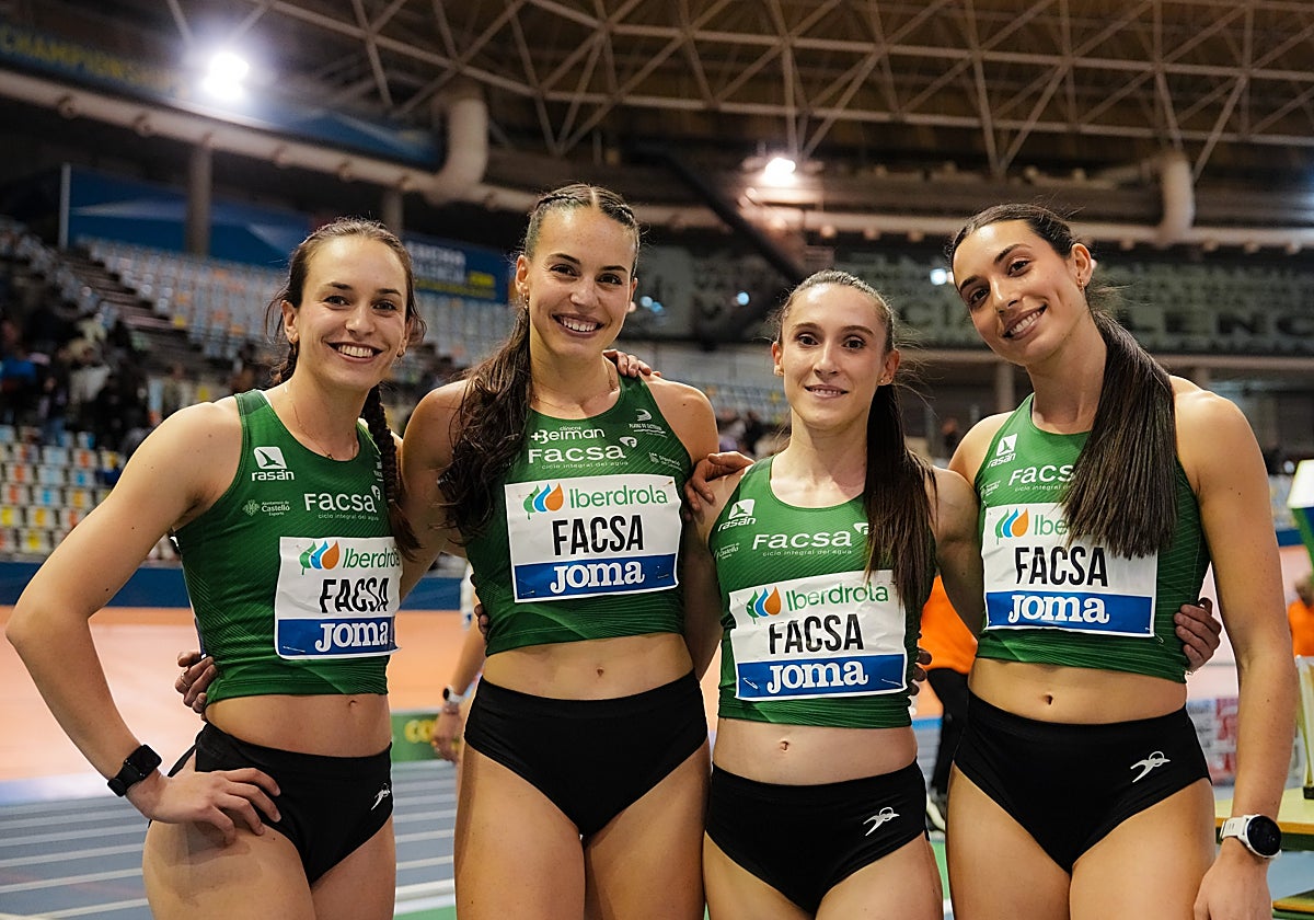 Carmen Avilés, la segunda por la izquierda, junto a sus compañeras en el campeonato
