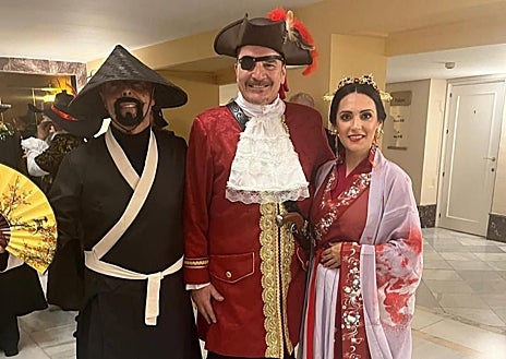 Imagen secundaria 1 - En la foto principal el alcalde Jose María Bellido vestido de Harry Potter junto al presidente de la Diputación Salvador Fuentes como mago de Hogwarts; debajo los concejales del PSOE Antonio Hurtado y Carmen González con atuendos de temática japonesa.