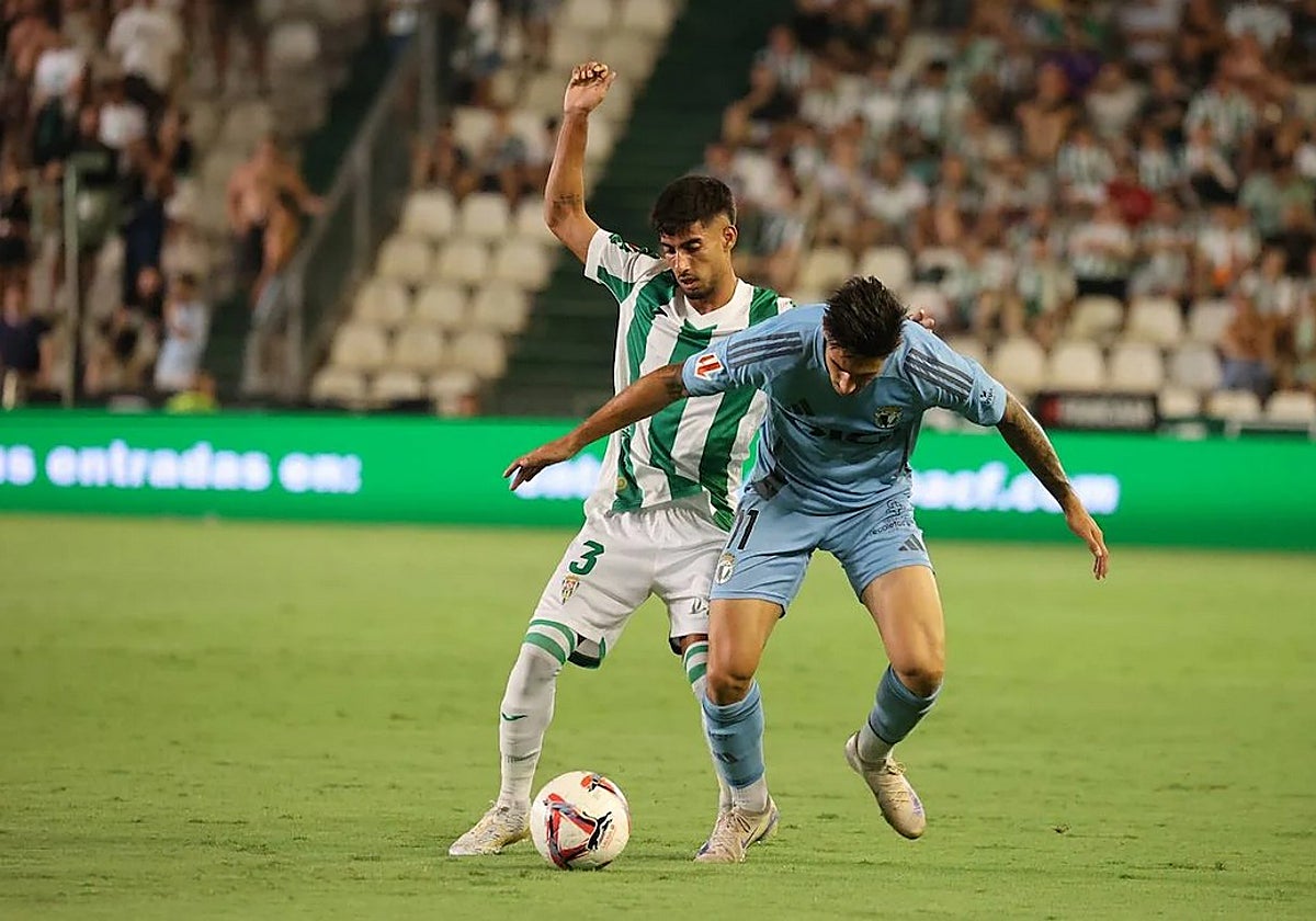 Calderón defiende una acción ante un rival en El Arcángel