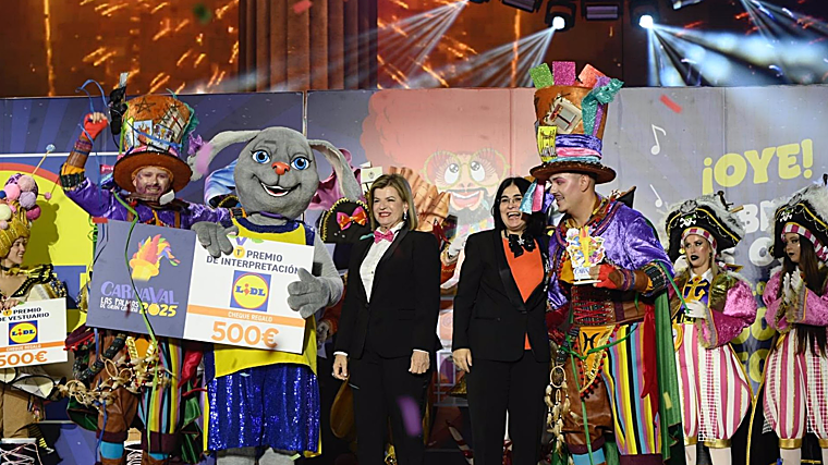 Los Legañosos reciben su premio en la final de murgas