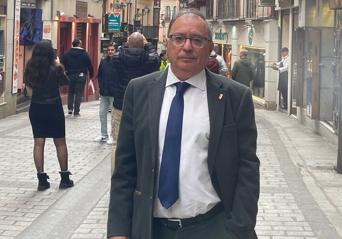 Fernando Mora pasea por la calle Comercio de Toledo