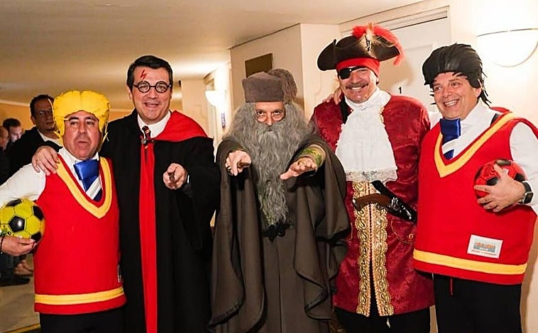 Imagen principal - En la foto principal el alcalde Jose María Bellido vestido de Harry Potter junto al presidente de la Diputación Salvador Fuentes como mago de Hogwarts; debajo los concejales del PSOE Antonio Hurtado y Carmen González con atuendos de temática japonesa.