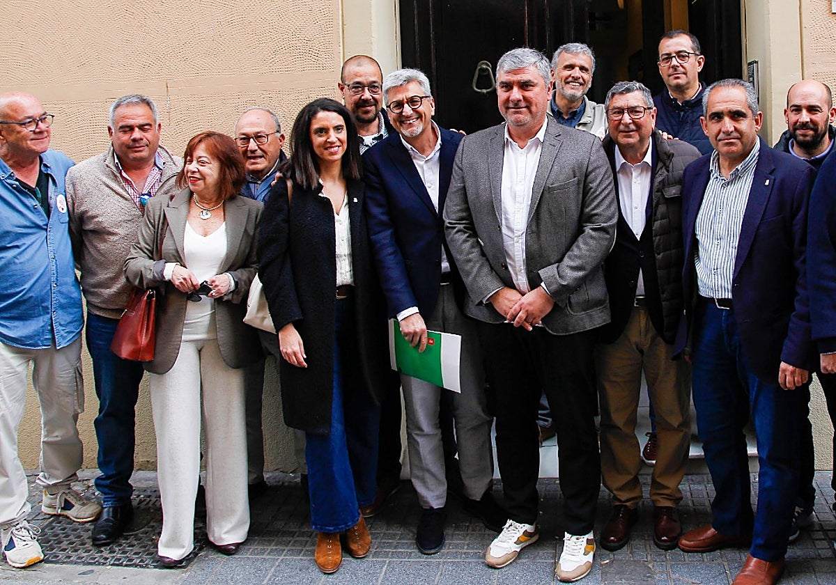 Foto de familia de la presentación de la candidatura de Josele Aguilar