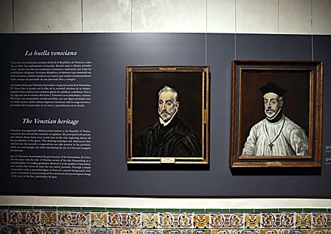 Imagen secundaria 1 - En la imagen superior, la delegada del Gobierno en Castilla-La Mancha, Milagros Tolón, la vicealcaldesa de Toledo, Inés Cañizares que acudieron a la presentación de la exposición 'Tintoretto, la huella veneciana. Abajo, los dos retratos de El Greco y 'Retrato de un senador'.