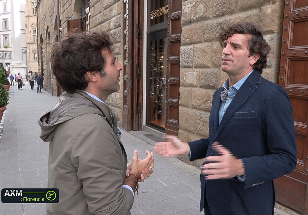 El reportero Rafa Posadas entrevistando a Manu, un malagueño residente en Florencia