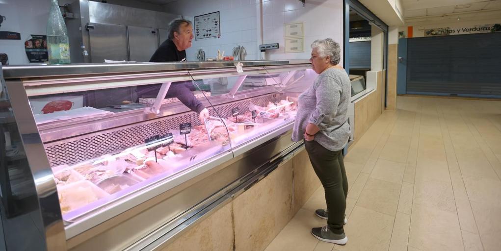 El último tendero del mercado del Naranjo en Córdoba: «Espero aguantar hasta la jubilación»