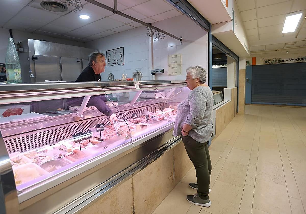 Rafael Jiménez con una clienta