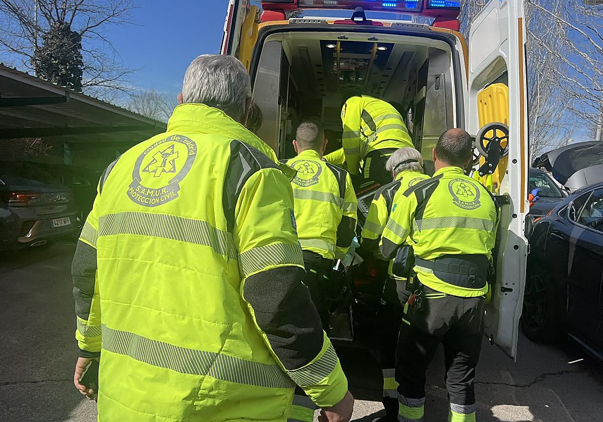 Santiarios de Samur-PC atienden a la víctima del atropello, este lunes