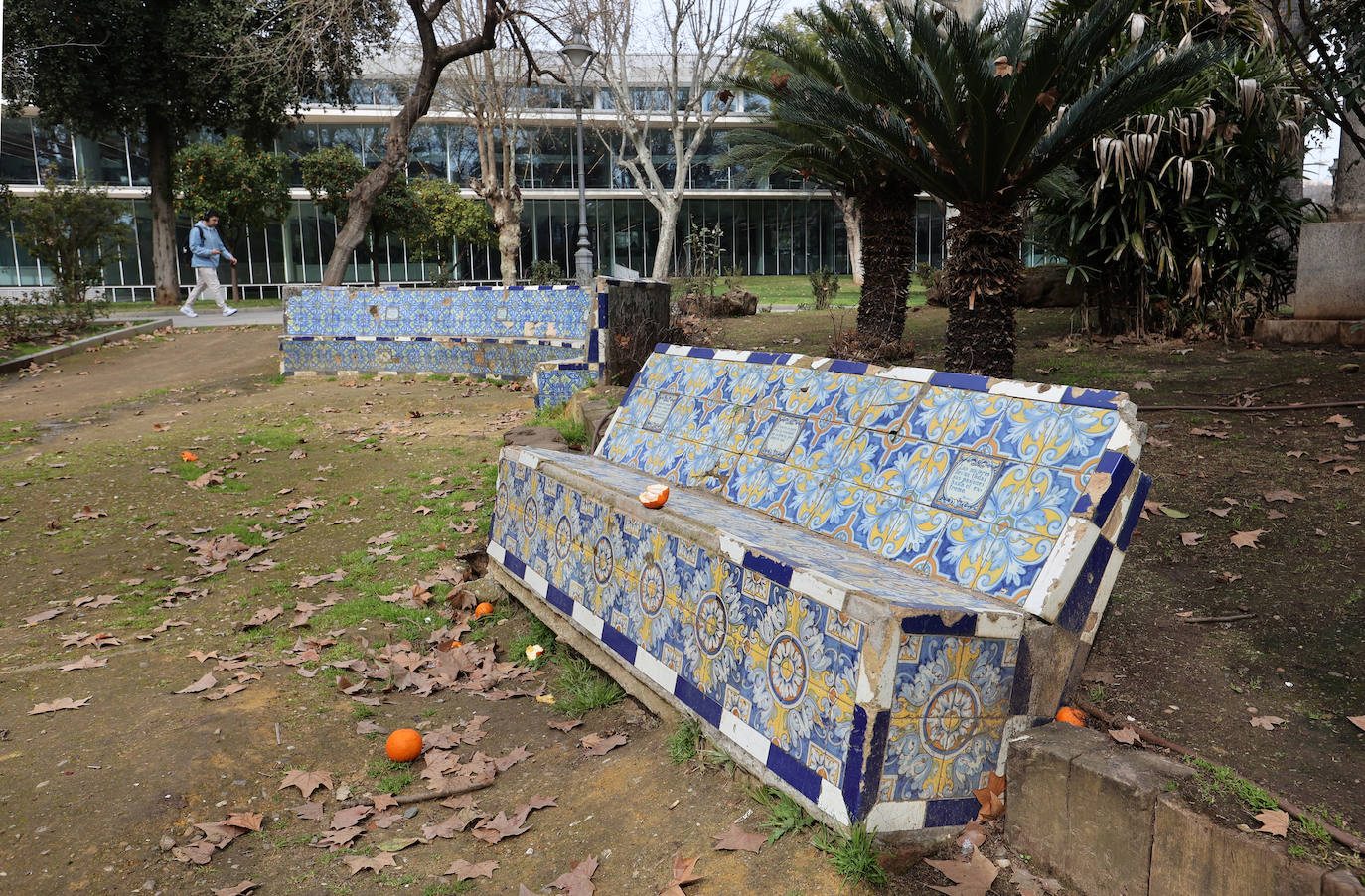 El abandono de los icónicos bancos de los Jardines de Agricultura, en imágenes