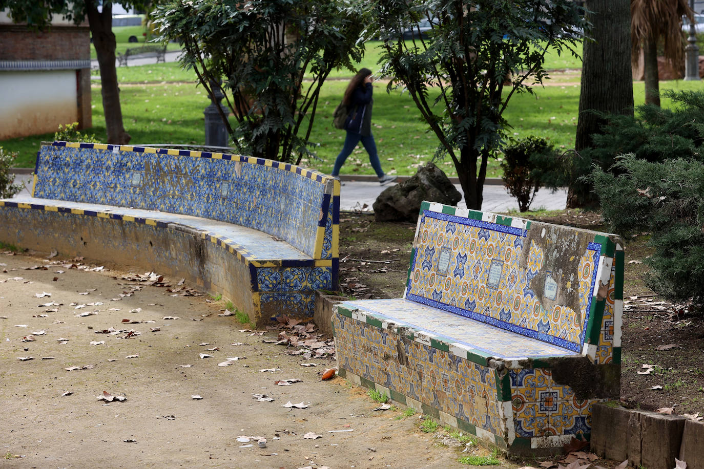 El abandono de los icónicos bancos de los Jardines de Agricultura, en imágenes