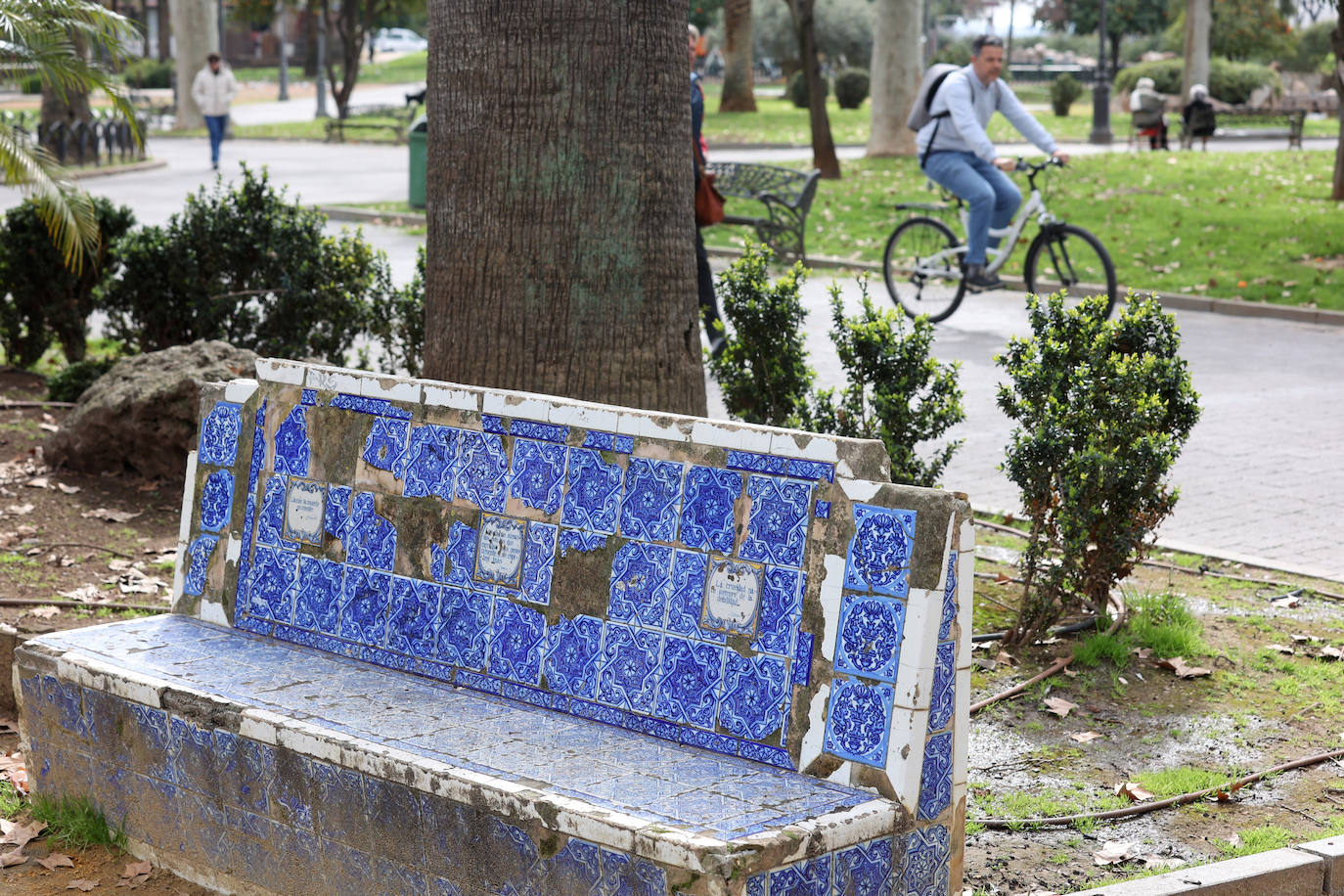El abandono de los icónicos bancos de los Jardines de Agricultura, en imágenes