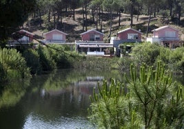 La Confederación Hidrográfica resuelve el misterio de las manchas del lago de la Encantada