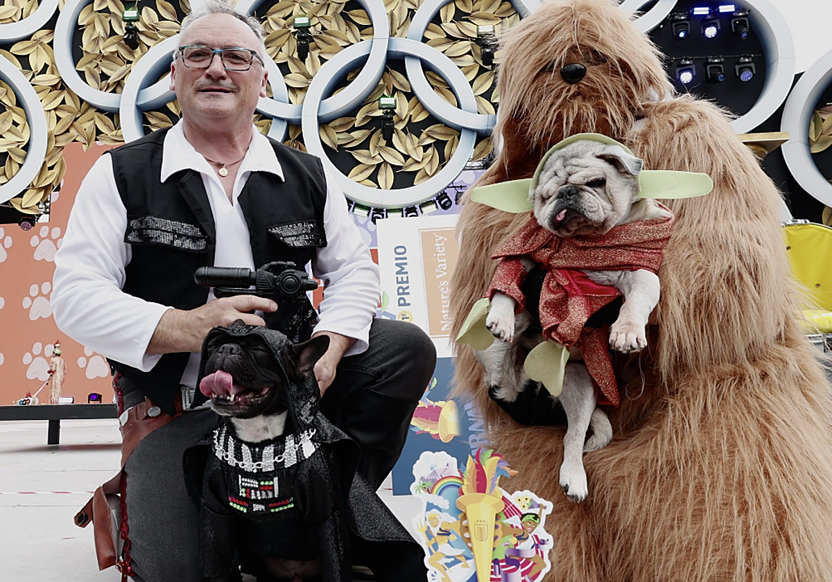 Sombra y Nono, dos veteranos perritos carnavaleros han ganado el premio del concurso más tierno de las fiestas