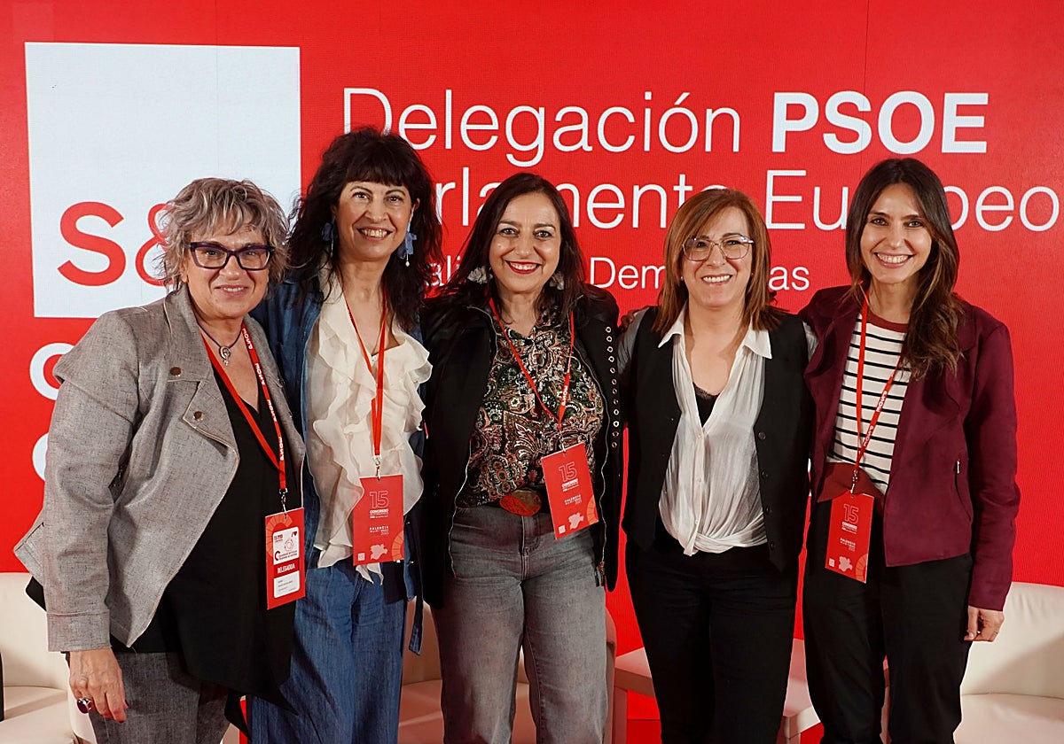 Miriam Andrés, rodeada de la senadora Elena Diego, la ministra de Igualdad, Ana Redondo; la presidenta de Fademur Castilla y León Loreto Fernández y Juana López
