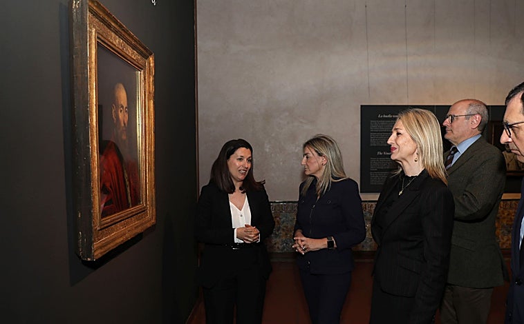 Imagen principal - En la imagen superior, la delegada del Gobierno en Castilla-La Mancha, Milagros Tolón, la vicealcaldesa de Toledo, Inés Cañizares que acudieron a la presentación de la exposición 'Tintoretto, la huella veneciana. Abajo, los dos retratos de El Greco y 'Retrato de un senador'.
