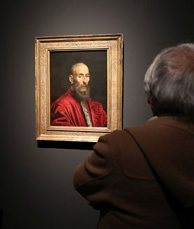 Imagen secundaria 2 - En la imagen superior, la delegada del Gobierno en Castilla-La Mancha, Milagros Tolón, la vicealcaldesa de Toledo, Inés Cañizares que acudieron a la presentación de la exposición 'Tintoretto, la huella veneciana. Abajo, los dos retratos de El Greco y 'Retrato de un senador'.