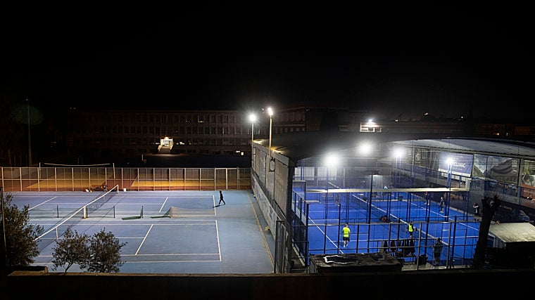 Vistas de las pistas de pádel desde la casa de Alberto y Anna, en Carabanchel