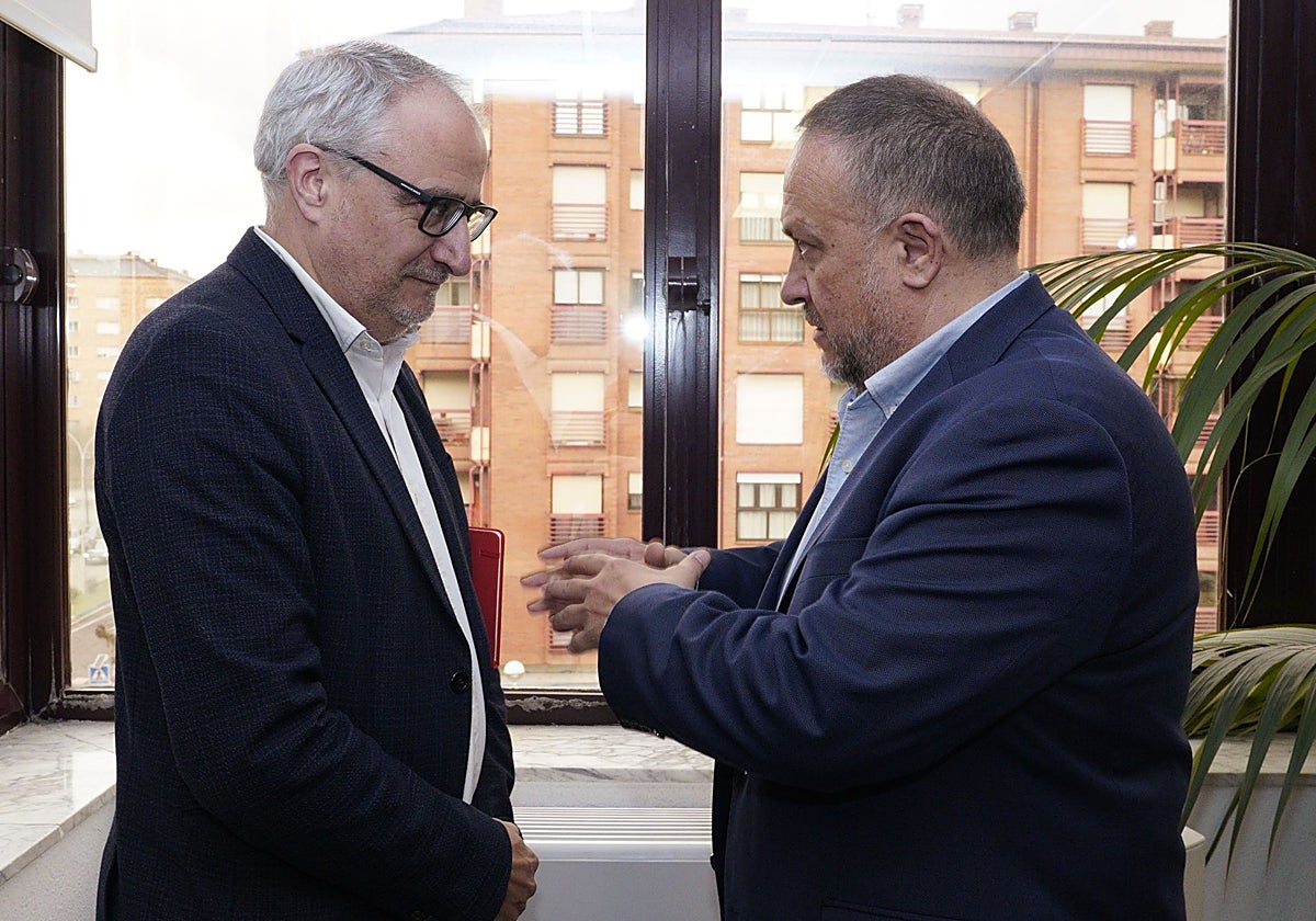 El presidente de la Diputación de León, Gerardo Álvarez Courel conversa con el presidente del Consejo Comarcal del Bierzo, Olegario Ramón, urante la asamblea general de la Agrupación de Municipios Mineros de Castilla y León que se celebra en Ponferrada
