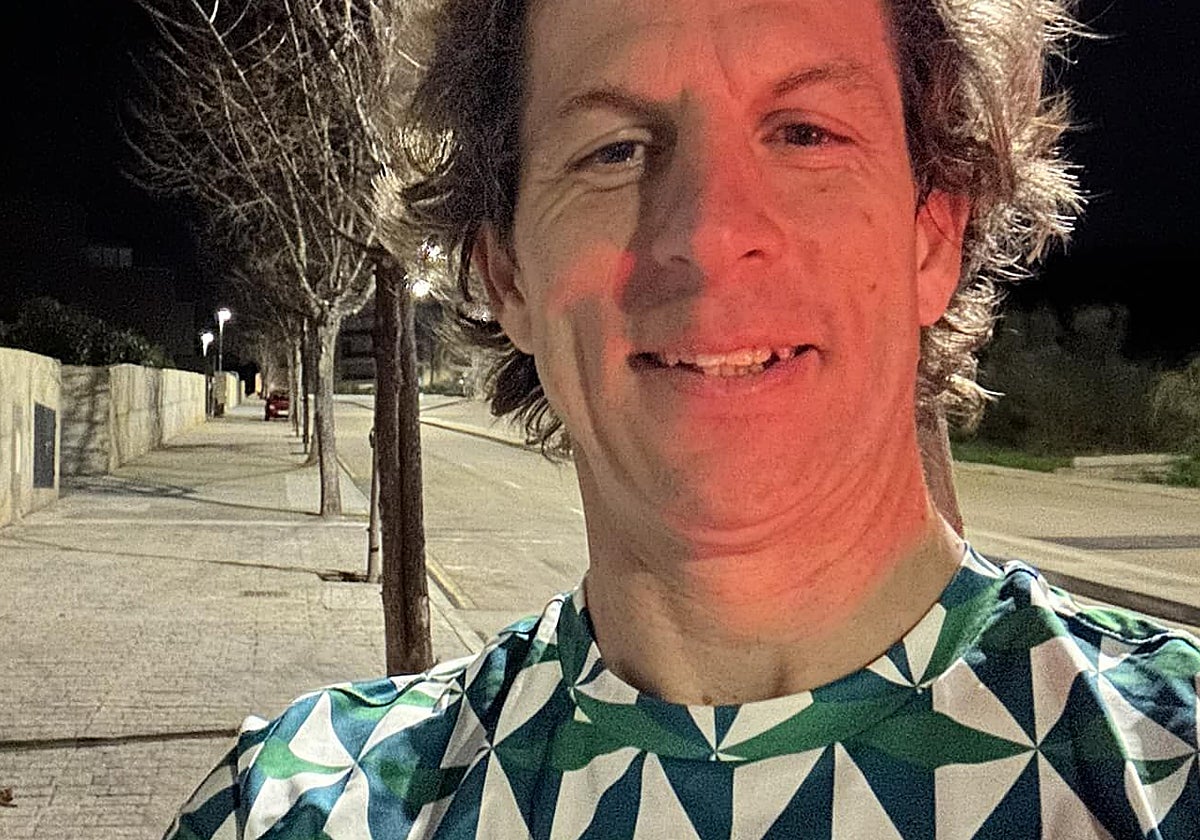 Rubén Lozano con una original camiseta deportiva con la que contesta a sus «justicieros»