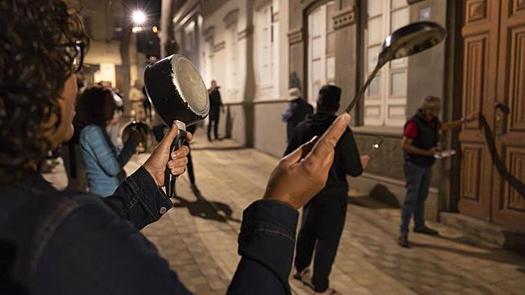 Vecinos del barrio de El Toscal, en Santa Cruz de Tenerife, durante la cacerolada convocada para protestar contra los okupas y la inseguridad ciudadana
