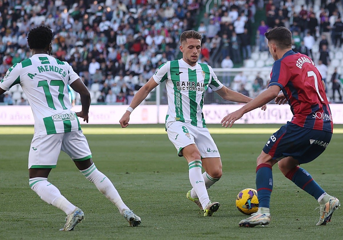 Isma Ruiz conduce el balón durante un partido esta temporada