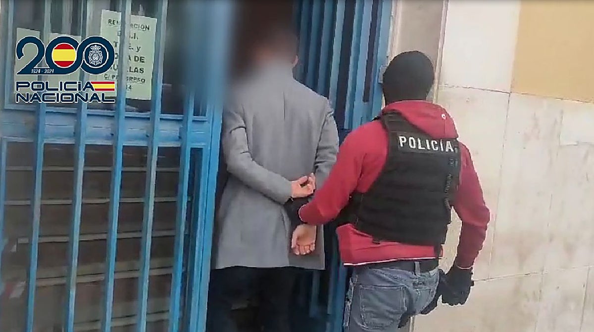El fugitivo capturado en Valencia, custodiado por la Policía Nacional