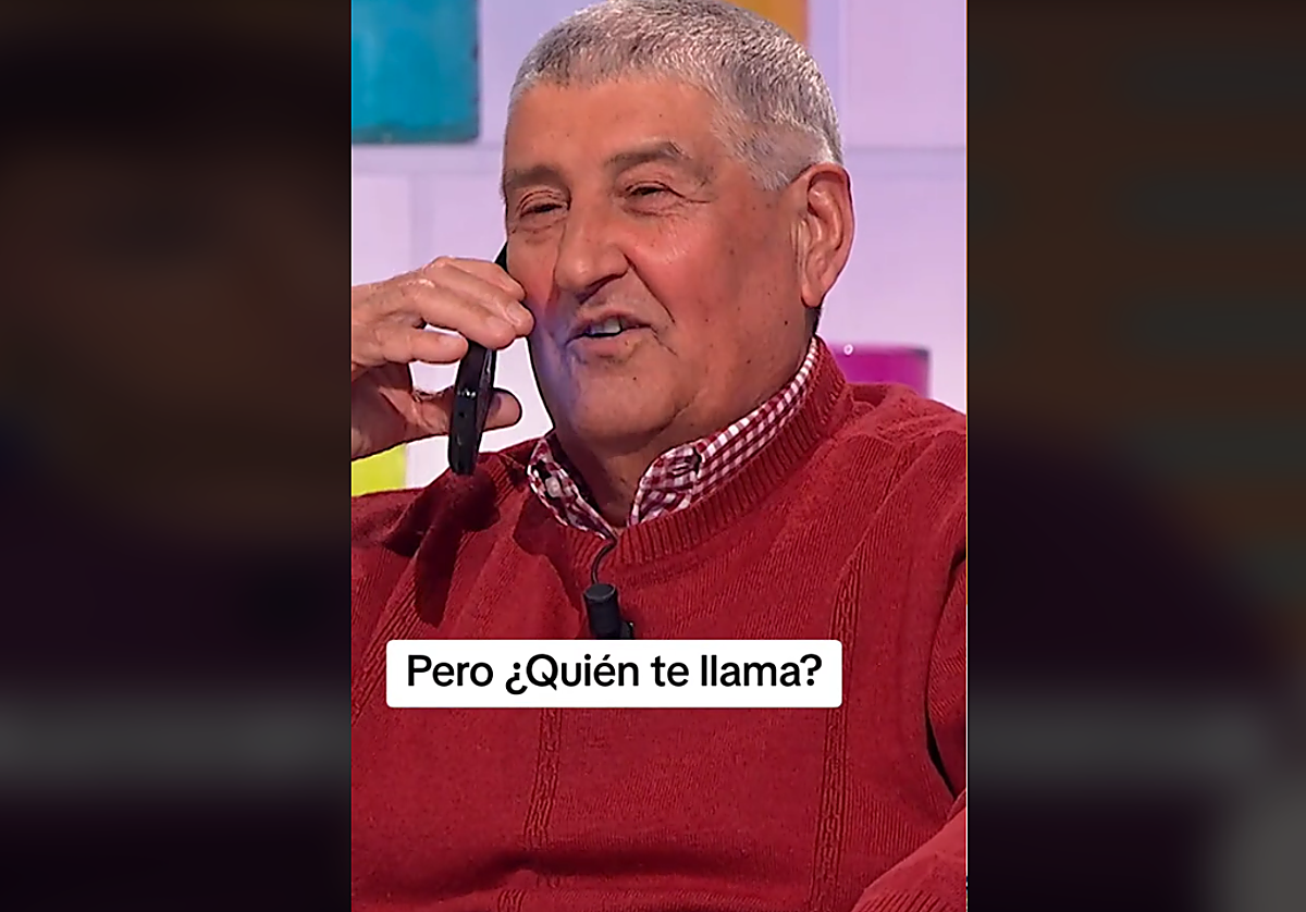 El invitado hablando por teléfono en mitad del programa