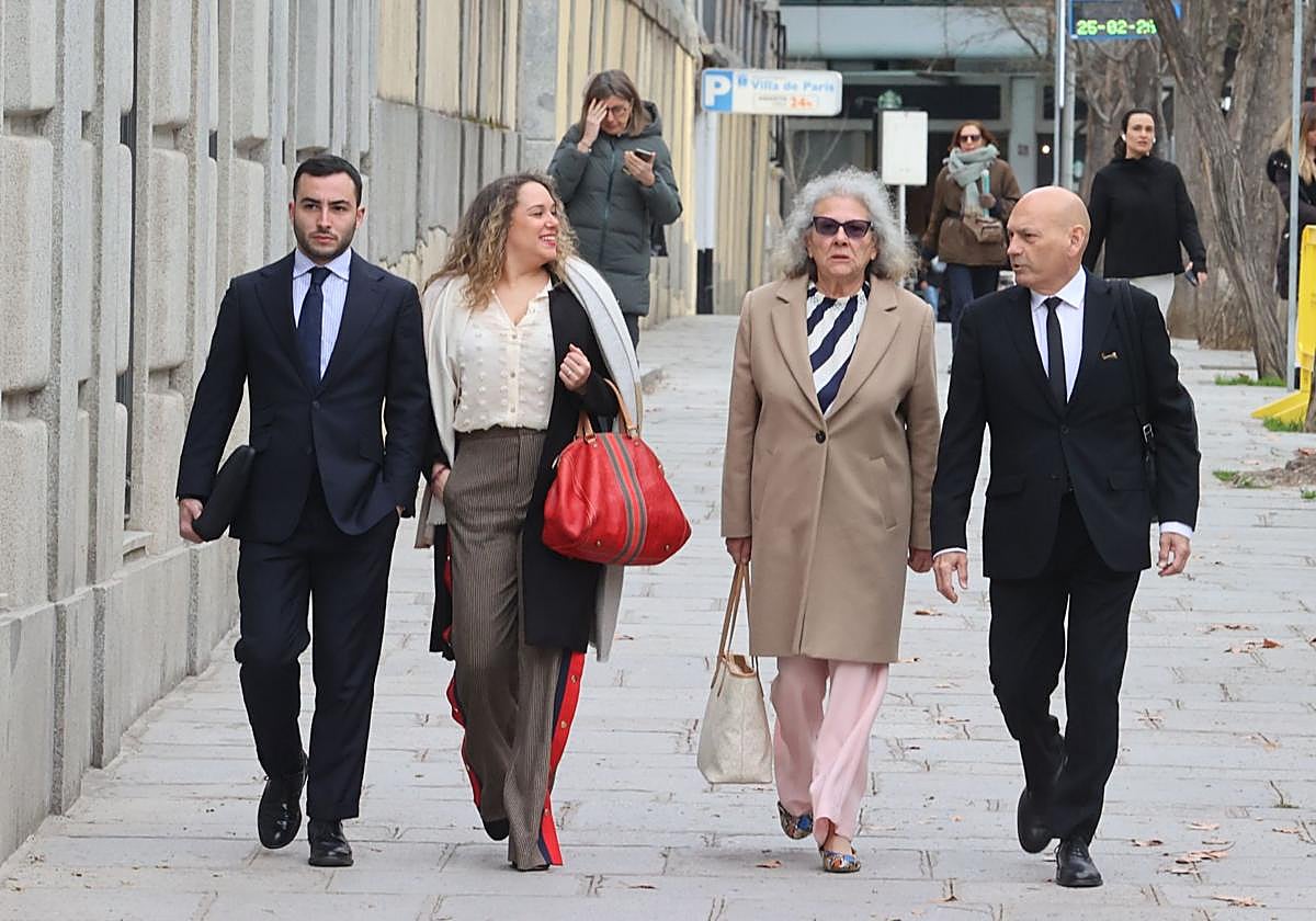 Carmen Pano y su hija, Leonor, a su llegada al Tribunal Supremo
