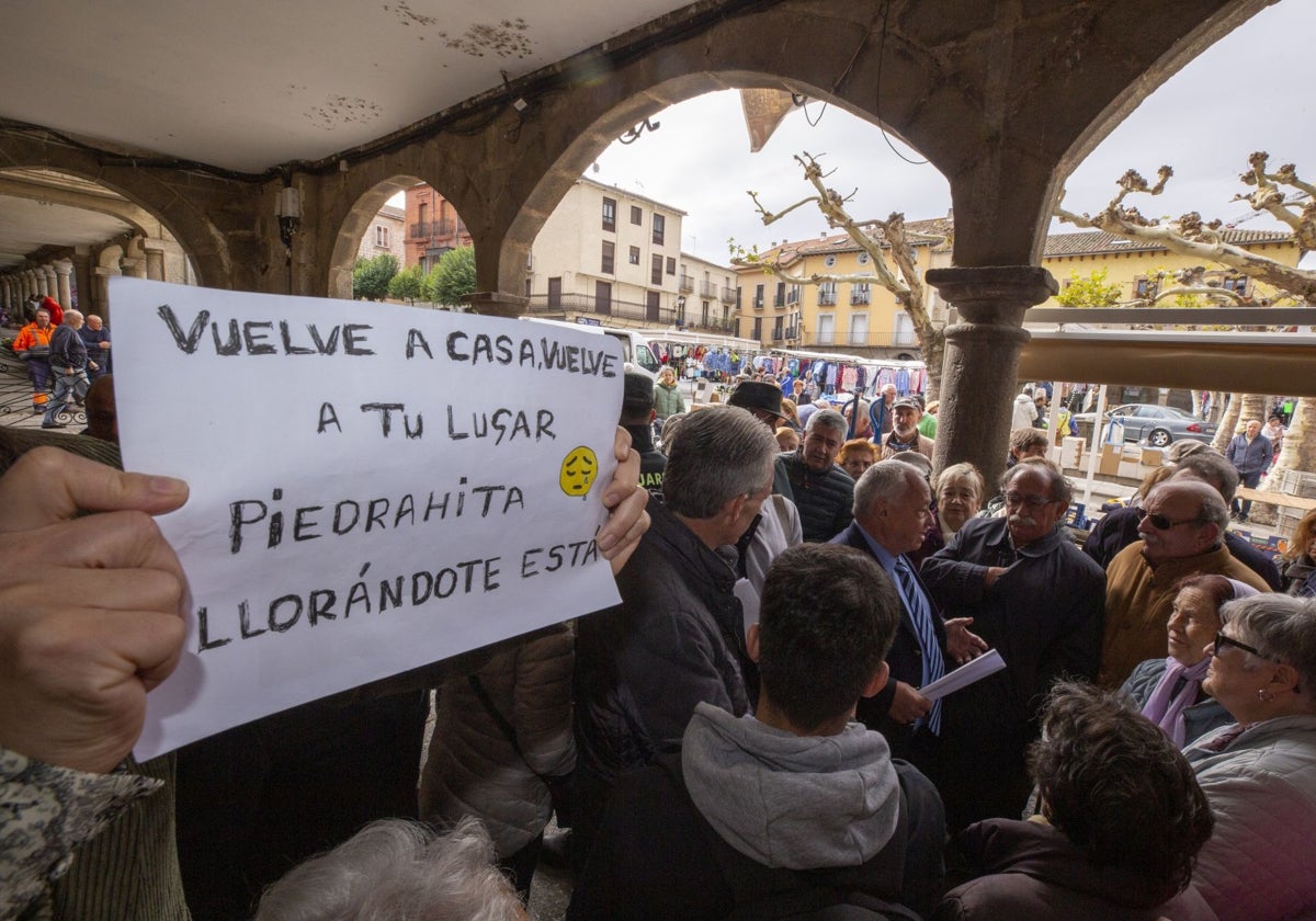 Vecinos en contra del traslado de las obras protestan ante el consejero de Cultura, durante una visita de este al Ayuntamiento de Piedrahíta