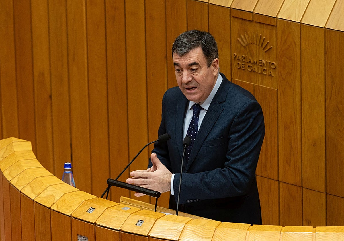 El conselleiro de Educación, Ciencia, Universidades y FP, Román Rodríguez, este martes en el Parlamento de Galicia