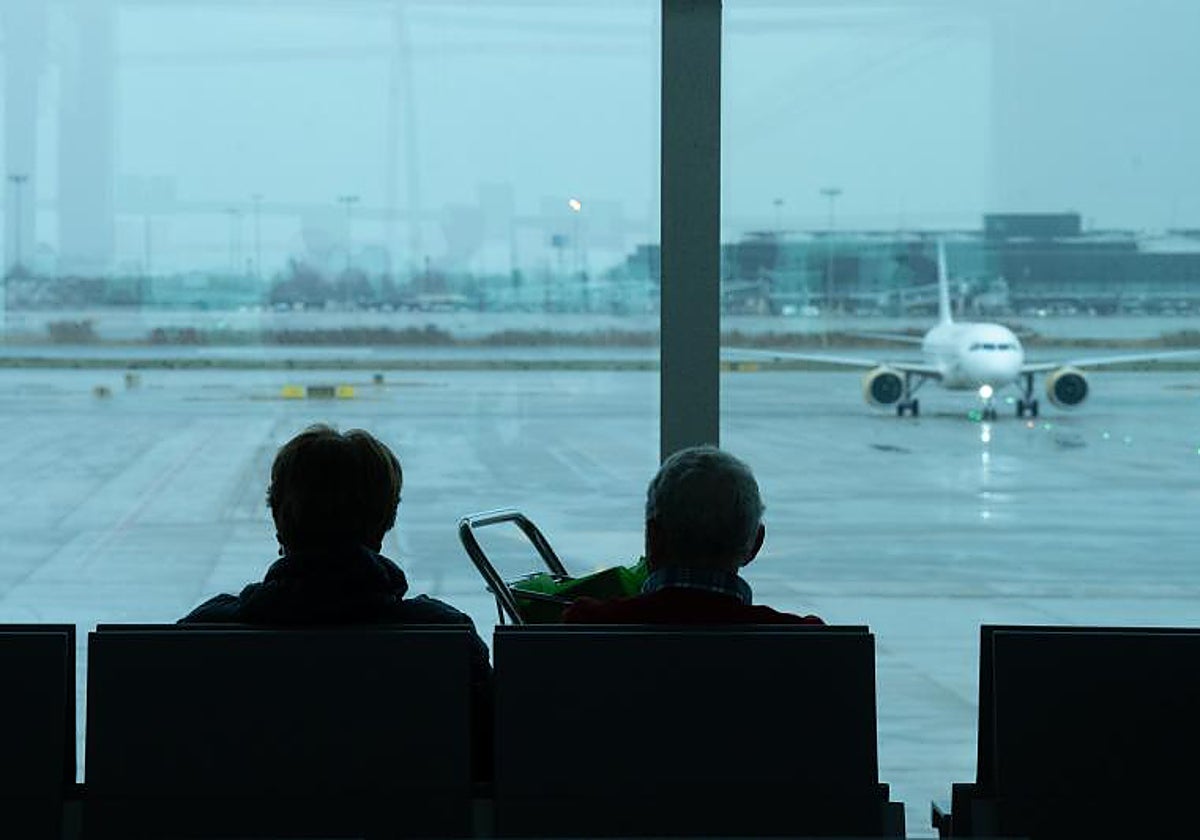 Dos personas en el aeropuerto de Barcelona-El Prat