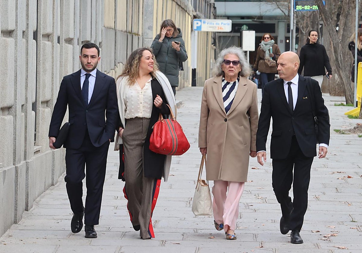 Carmen Pano y su hija, junto a sus abogados