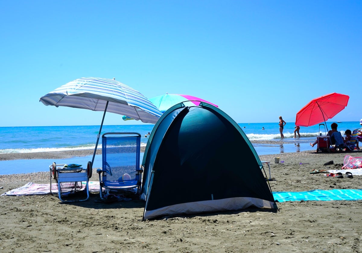 Imagen de una tienda de campaña en la playa de Torrox este pasado mes de agosto