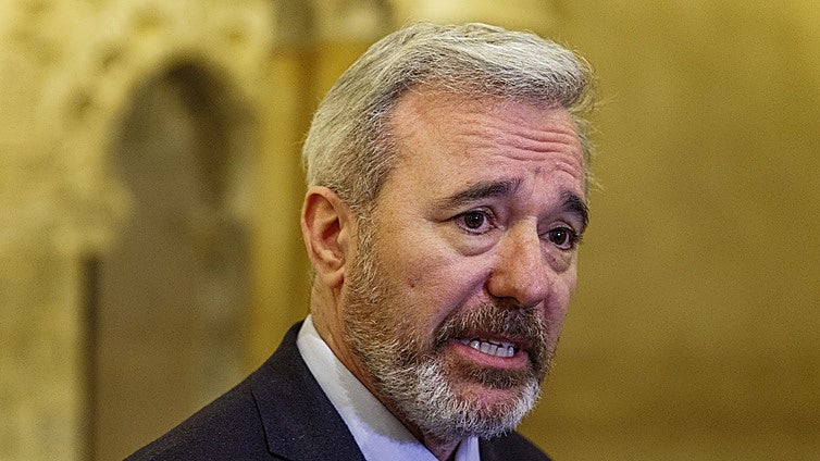 Azcón saca la pizarra, a lo Revilla: «La mal llamada condonación de la deuda es una trampa. Cada aragonés pagará 257€ más»