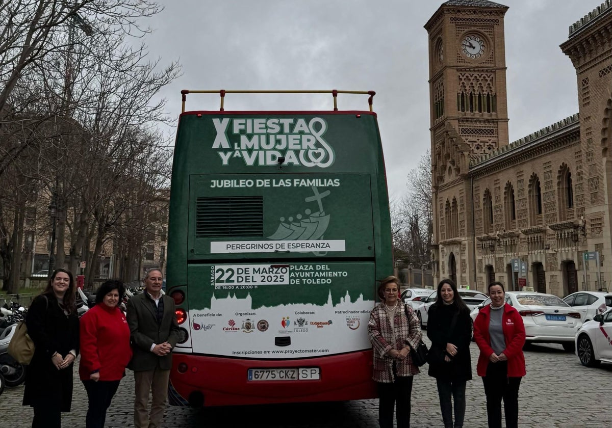 Los promotores de la iniciativa junto al autobús turístico de promoción