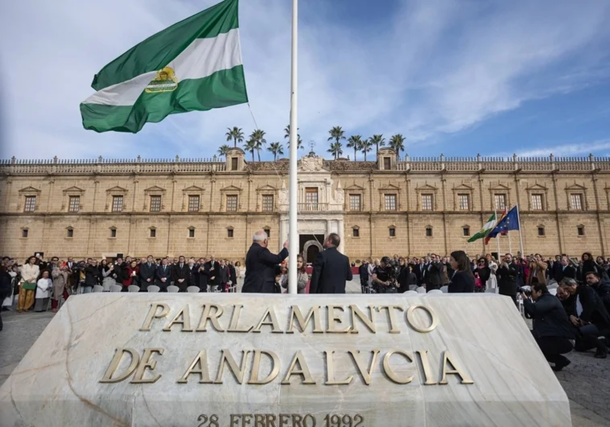 Izado de la bandera de Andalucía en el Parlamento andaluz