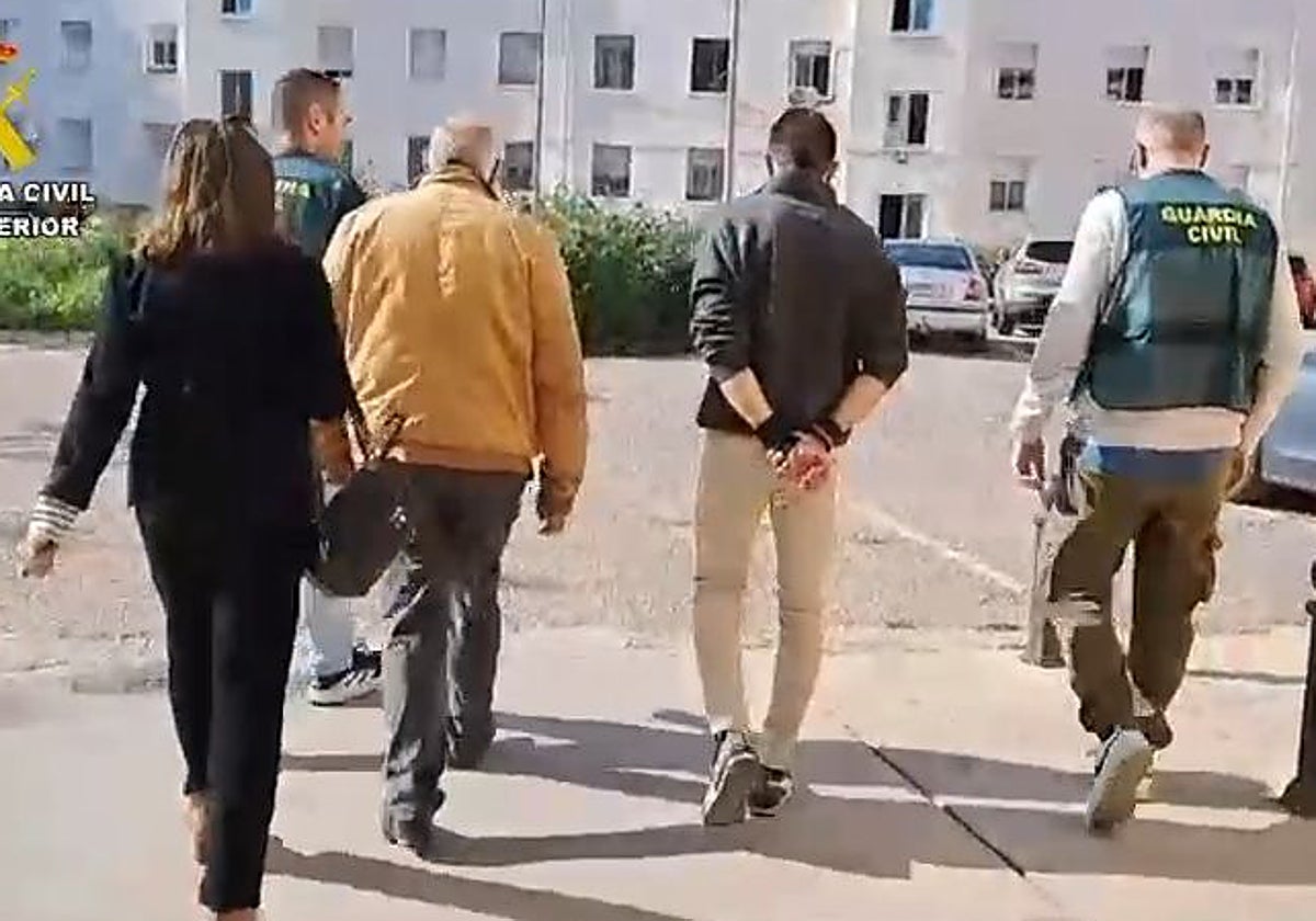 El presunto estafador, al ser detenido por la Guardia Civil