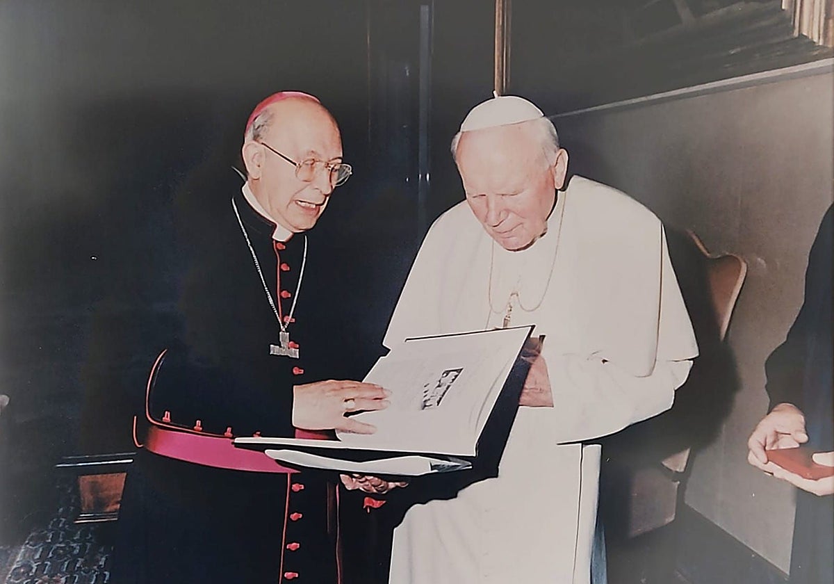 Monseñor Dorado enseñando una revista diocesana a Juan Pablo II