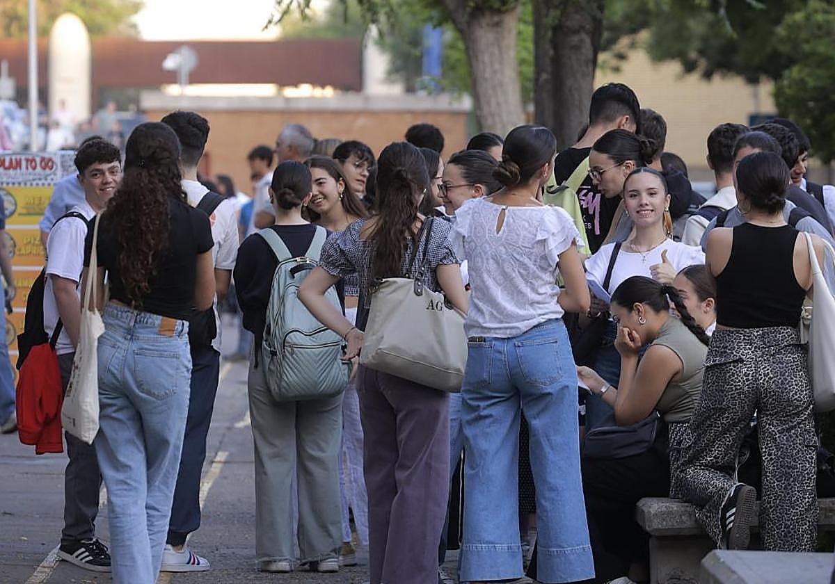 Estudiantes en plena prueba de acceso a la Universidad
